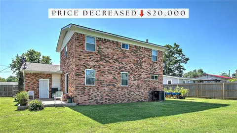 608 N 10th St, Rogers, AR 72756