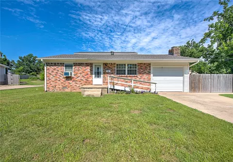 608 N 10th St, Rogers, AR 72756