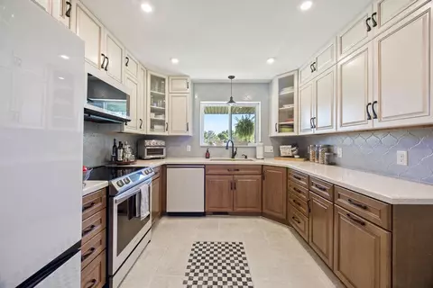 Kitchen - 19045 Pinecrest Ln, Rogers, AR 72756 photo 3 of 3