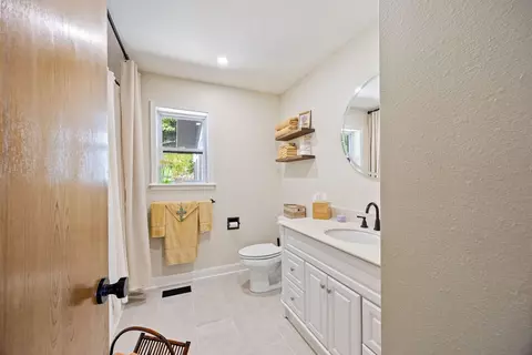 Bath - 19045 Pinecrest Ln, Rogers, AR 72756 photo 3 of 5