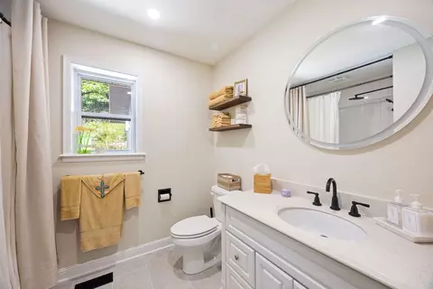 Bath - 19045 Pinecrest Ln, Rogers, AR 72756 photo 4 of 5
