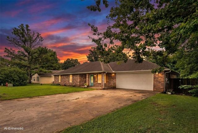 825 Mockingbird Ln, Gentry, AR 72734