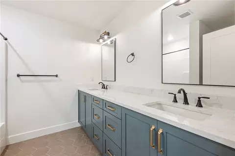 Bath - 2710 S 20th St, Rogers, AR 72758 photo 4 of 5