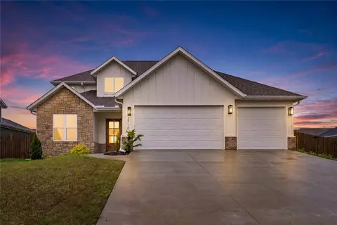 2710 S 20th St, Rogers, AR 72758