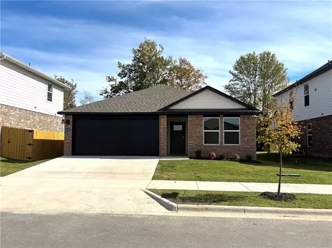 4560 W Triangle St, Fayetteville, AR 72704