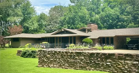 2407 Cherry Hills Dr, Siloam Springs, AR 72761