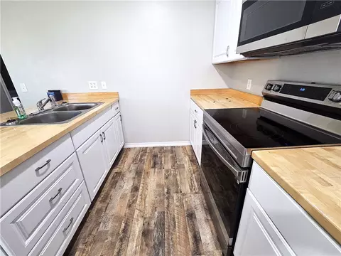 Kitchen - 1618 B Campus Dr, Harrison, AR 72601 photo 2 of 2
