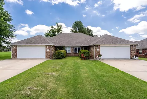 211 Ravenwood Blvd, Siloam Springs, AR 72761
