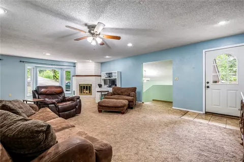Living - 18 Cardinal Ct, Rogers, AR 72756 photo 2 of 4