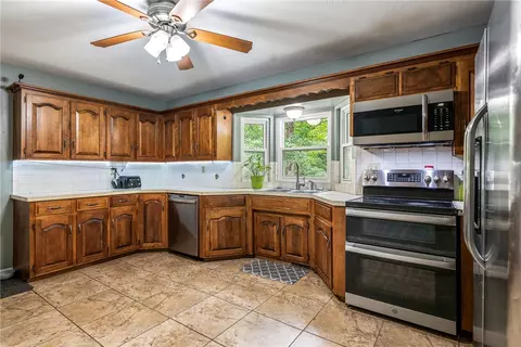 Kitchen - 18 Cardinal Ct, Rogers, AR 72756 photo 2 of 2