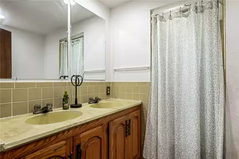 Bath - 18 Cardinal Ct, Rogers, AR 72756 photo 1 of 4
