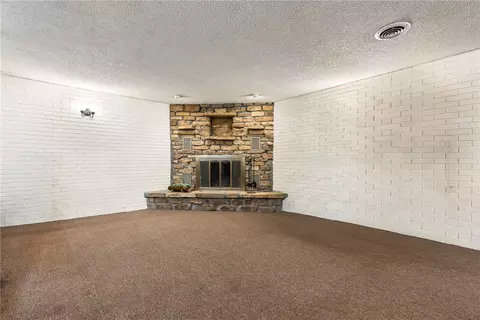 Living - 18 Cardinal Ct, Rogers, AR 72756 photo 3 of 4