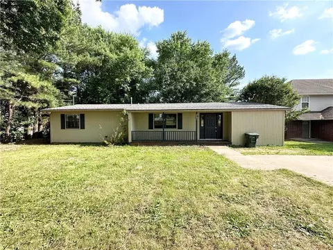 2201 W Deane St, Fayetteville, AR 72703