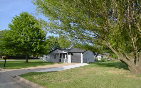2511 N 4th St, Rogers, AR 72756