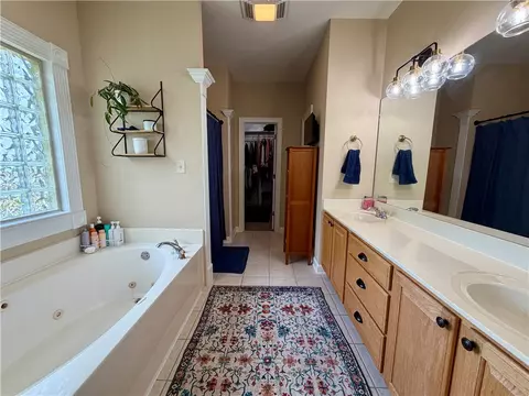Bath - 1201 Carruthers Dr, Morrilton, AR 72110 photo 2 of 6