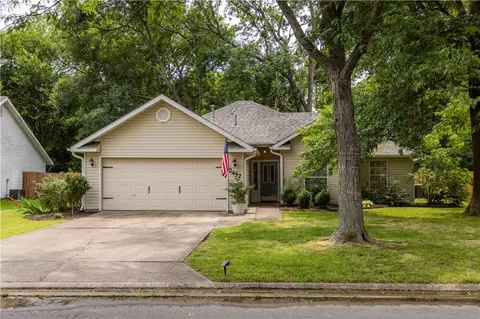 2452 Pin Oak St, Fayetteville, AR 72701
