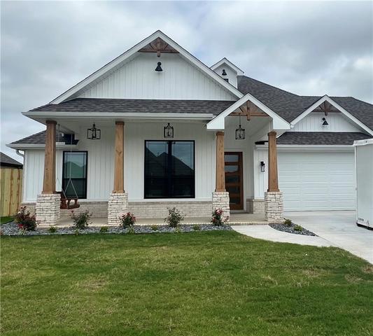 1800 Gaines St, Pea Ridge, AR 72751