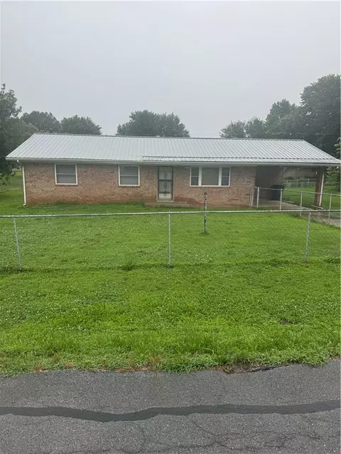 628 Pine Ave, Gentry, AR 72734