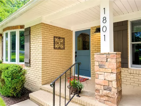1801 N Applebury Pl, Fayetteville, AR 72701
