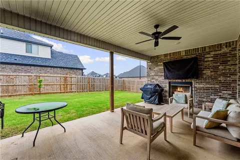 Exterior - 1400 Dresden Dr, Centerton, AR 72719 photo 4 of 6