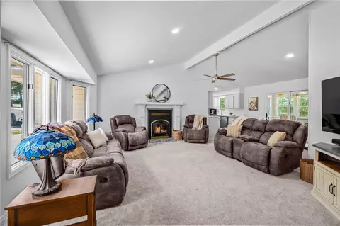 1 Selkirk Dr, Bella Vista, AR 72715