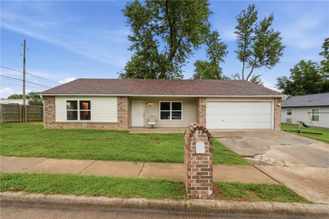 600 Huckleberry Ln, Springdale, AR 72764