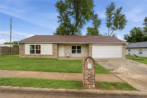 600 Huckleberry Ln, Springdale, AR 72764