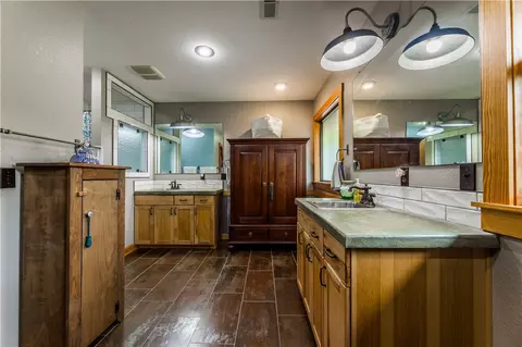 Bath - 640 S Forty Rd, West Fork, AR 72774 photo 3 of 5