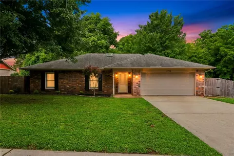2709 N Wakefield Pl, Fayetteville, AR 72703