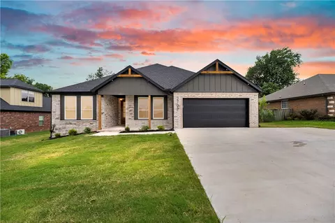 2702 Cortney Cir, Siloam Springs, AR 72761