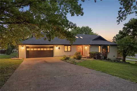 4 Fairway Pl, Holiday Island, AR 72631