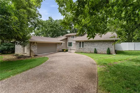 2520 E Gentle Oaks Ln, Fayetteville, AR 72703