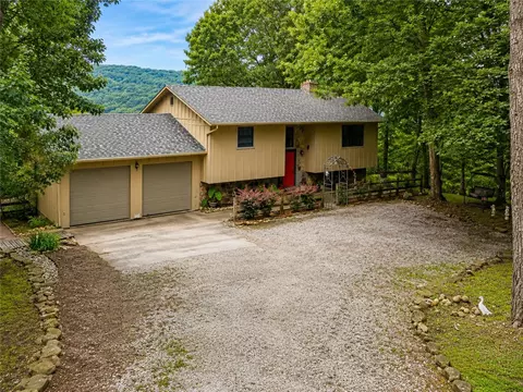 95 Lady Mary Ln, Eureka Springs, AR 72632