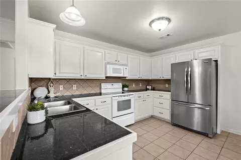 Kitchen - 340 Brandon Loop, Springdale, AR 72762 photo 1 of 3