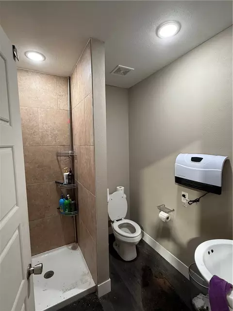 Bath - 20010 W Vanzant Rd, Springdale, AR 72764 photo 7 of 7
