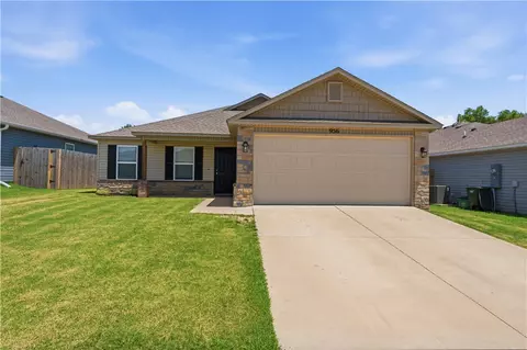 956 S Brambling Ln, Fayetteville, AR 72701