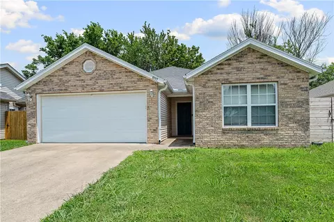 817 SE Ct, Bentonville, AR 72712