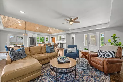1325 Quail Run Cir, Bentonville, AR 72712