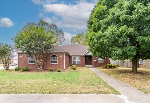 410 Julian Ct, Siloam Springs, AR 72761
