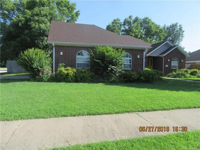 410 Julian Ct, Siloam Springs, AR 72761