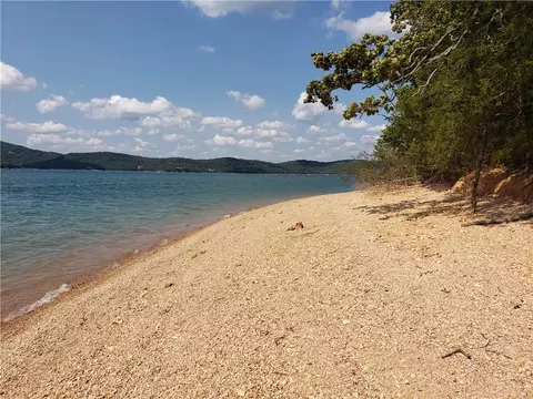 429 Point Mirage Rd, Eureka Springs, AR 72631