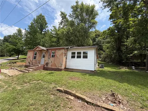 300 N Parrott Dr, Huntsville, AR 72740