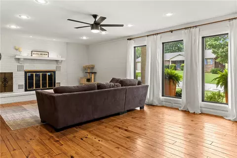 Living - 104 W Watts St, Harrison, AR 72601 photo 1 of 4