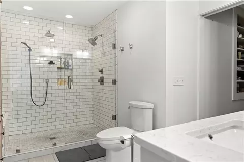Bath - 104 W Watts St, Harrison, AR 72601 photo 3 of 6
