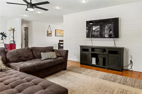 Living - 104 W Watts St, Harrison, AR 72601 photo 3 of 4