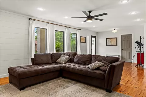 Living - 104 W Watts St, Harrison, AR 72601 photo 2 of 4