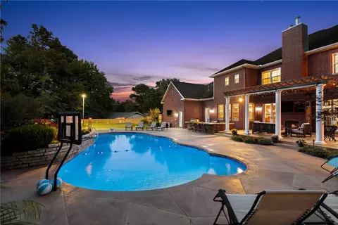 331 E Fairway Ln, Fayetteville, AR 72701