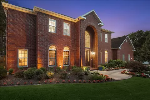 331 E Fairway Ln, Fayetteville, AR 72701