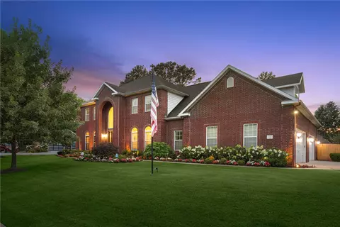 331 E Fairway Ln, Fayetteville, AR 72701
