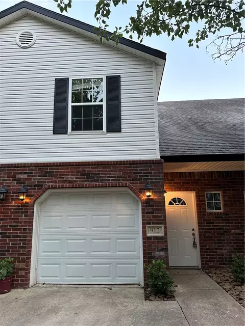 912 S Wood Ave, Fayetteville, AR 72701